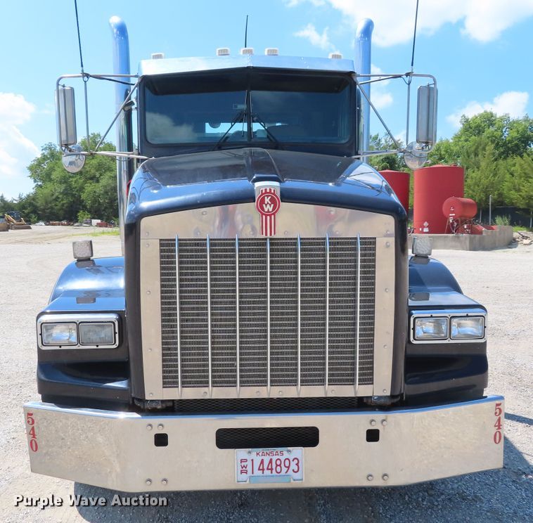 image for item DD6370 2001 Kenworth T800 semi truck