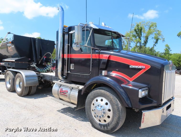 image for item DD6370 2001 Kenworth T800 semi truck