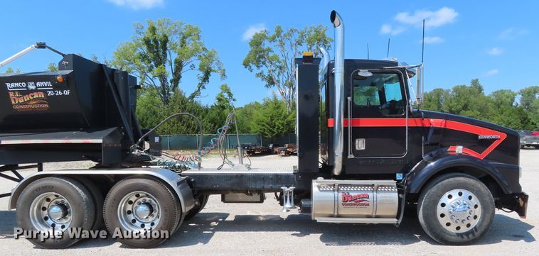 image for item DD6370 2001 Kenworth T800 semi truck