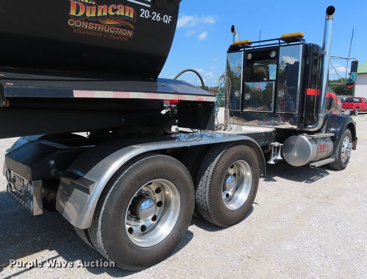 image for item DD6370 2001 Kenworth T800 semi truck