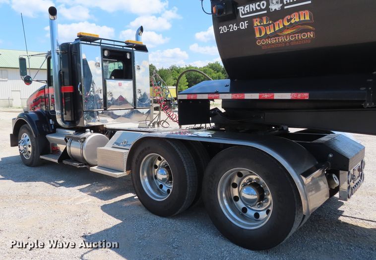 image for item DD6370 2001 Kenworth T800 semi truck