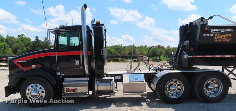 image for item DD6370 2001 Kenworth T800 semi truck