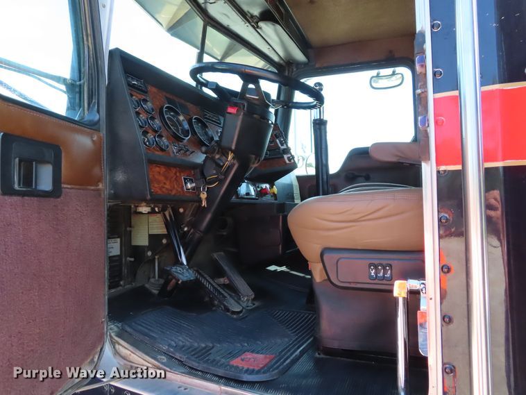 image for item DD6370 2001 Kenworth T800 semi truck