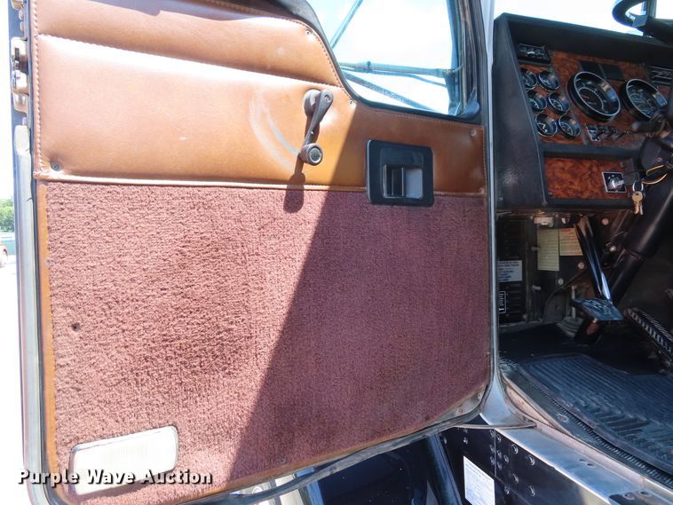 image for item DD6370 2001 Kenworth T800 semi truck