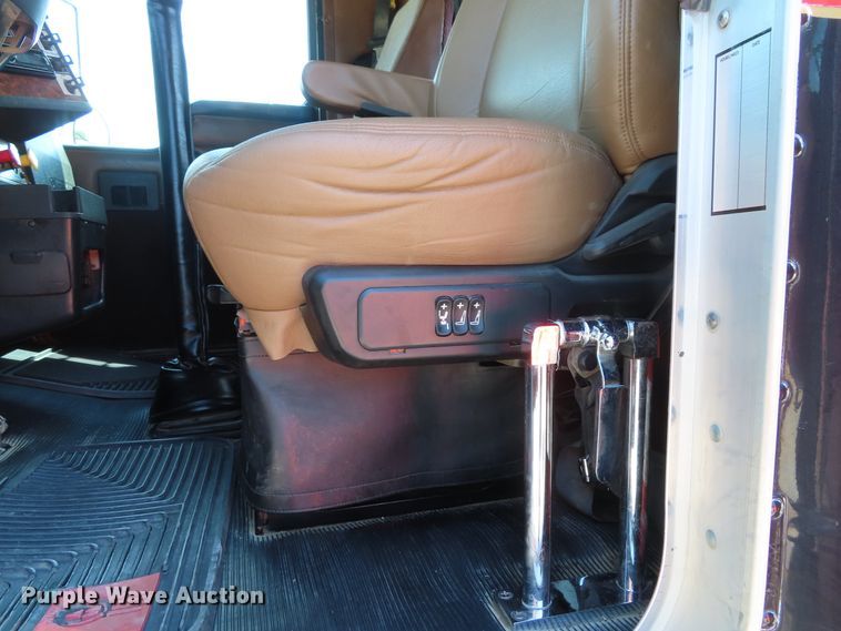 image for item DD6370 2001 Kenworth T800 semi truck