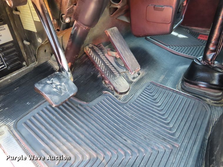 image for item DD6370 2001 Kenworth T800 semi truck