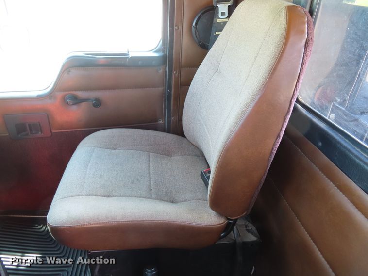 image for item DD6370 2001 Kenworth T800 semi truck