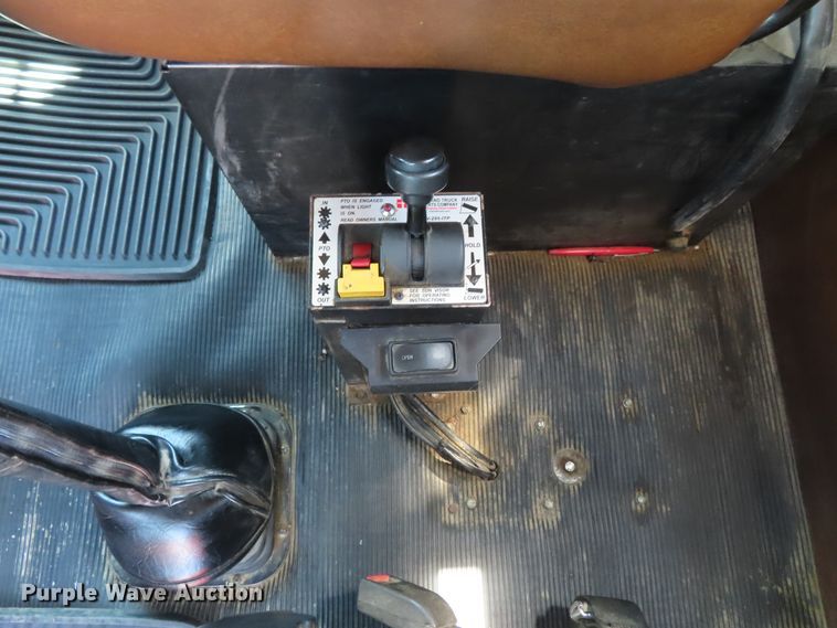 image for item DD6370 2001 Kenworth T800 semi truck