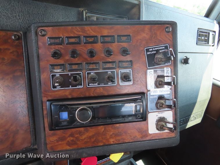 image for item DD6370 2001 Kenworth T800 semi truck