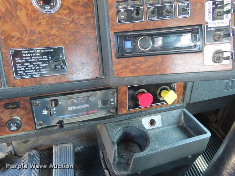 image for item DD6370 2001 Kenworth T800 semi truck