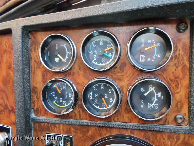 image for item DD6370 2001 Kenworth T800 semi truck