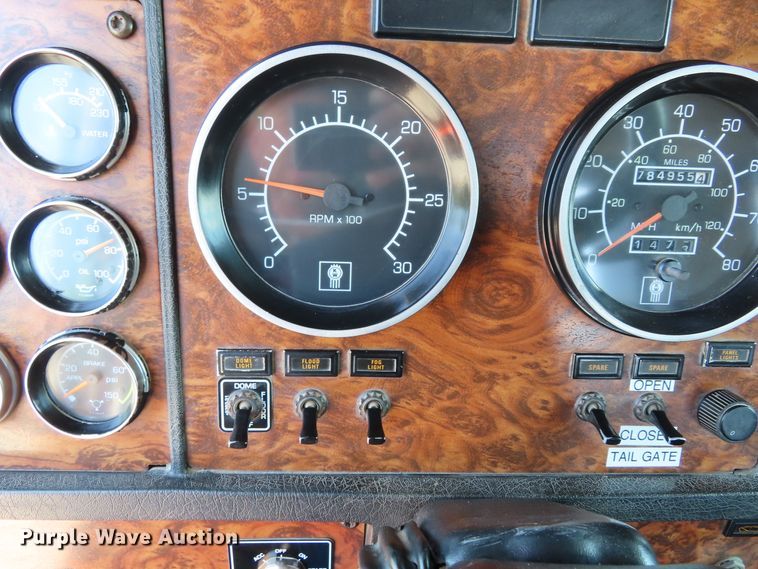 image for item DD6370 2001 Kenworth T800 semi truck