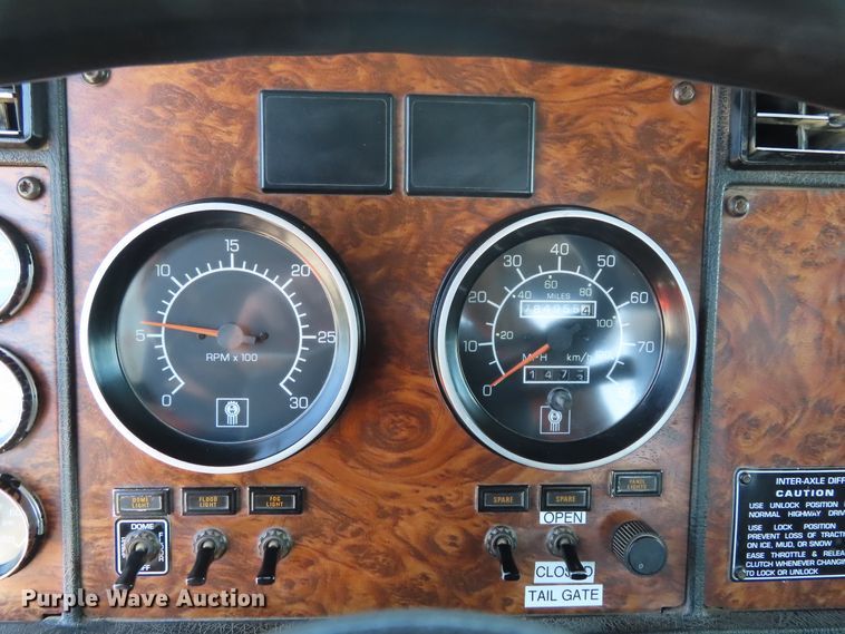 image for item DD6370 2001 Kenworth T800 semi truck