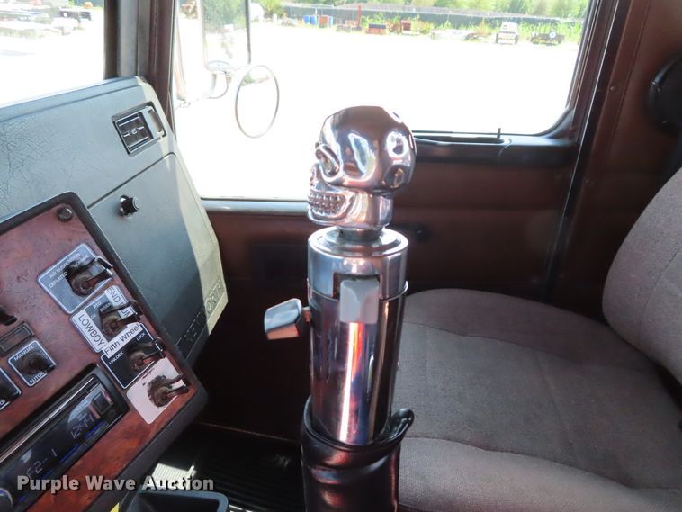 image for item DD6370 2001 Kenworth T800 semi truck