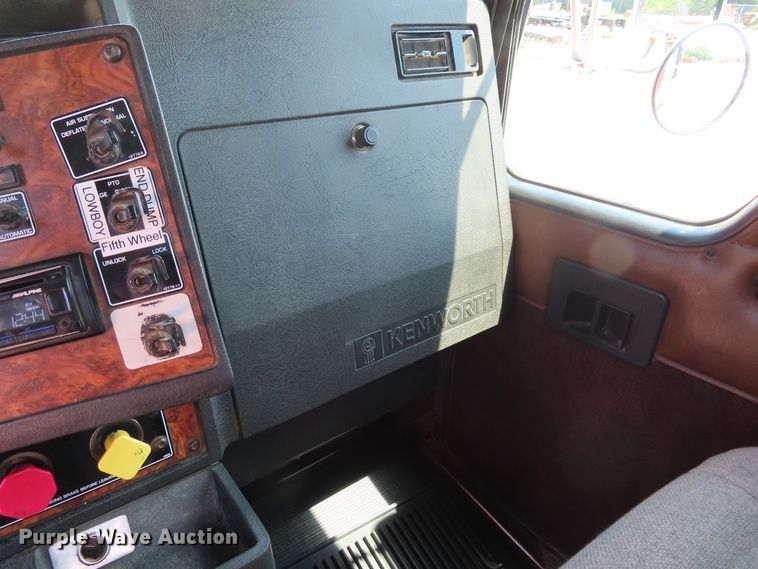 image for item DD6370 2001 Kenworth T800 semi truck