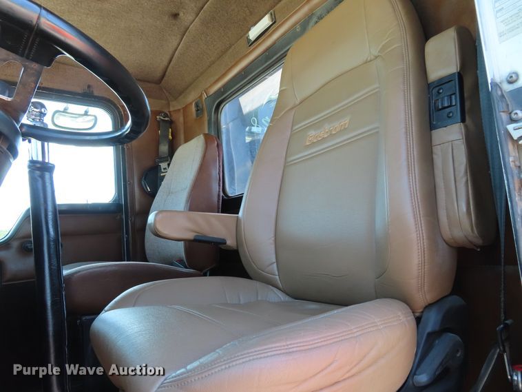 image for item DD6370 2001 Kenworth T800 semi truck