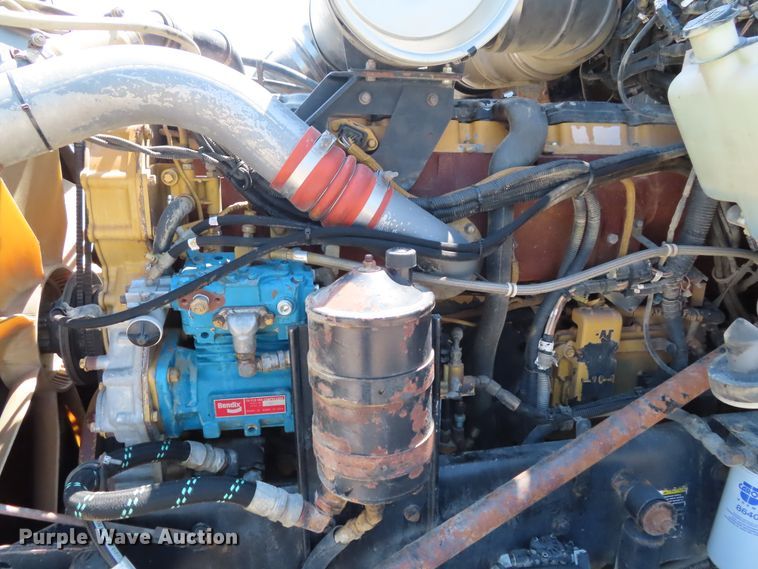 image for item DD6370 2001 Kenworth T800 semi truck