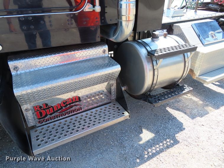 image for item DD6370 2001 Kenworth T800 semi truck