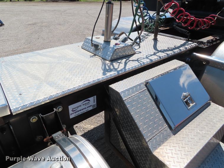 image for item DD6370 2001 Kenworth T800 semi truck