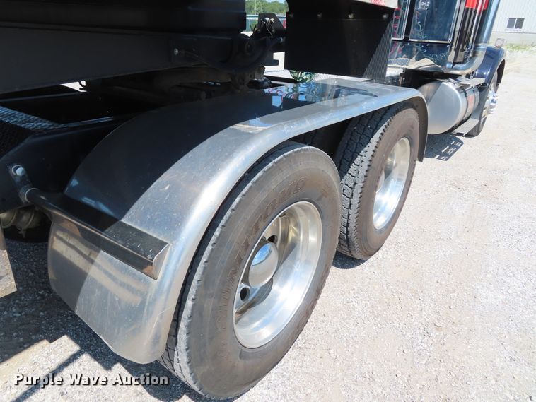 image for item DD6370 2001 Kenworth T800 semi truck