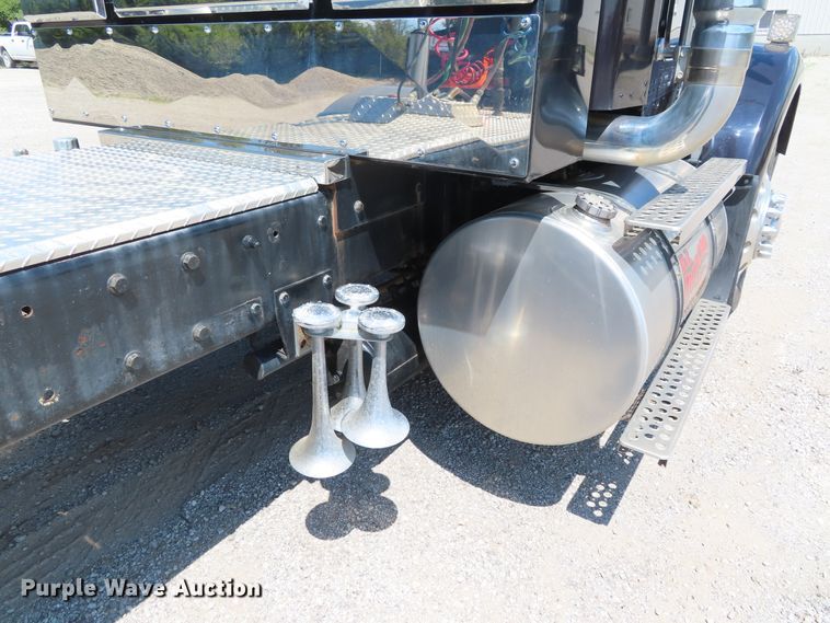 image for item DD6370 2001 Kenworth T800 semi truck