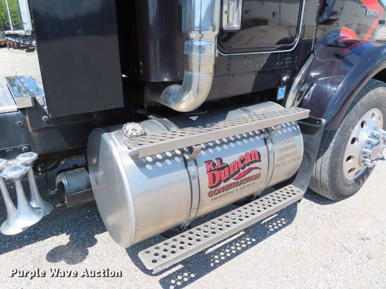 image for item DD6370 2001 Kenworth T800 semi truck