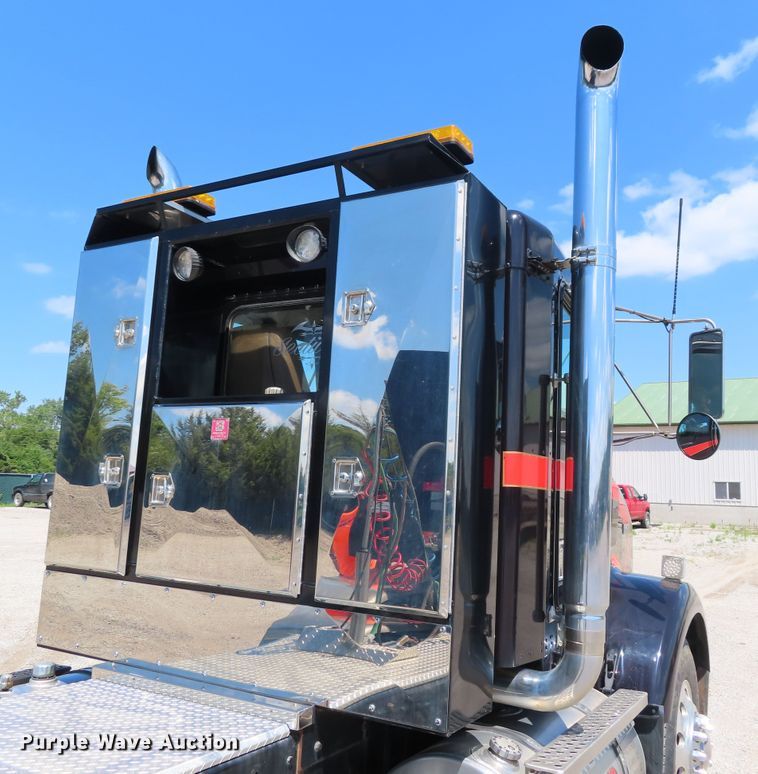 image for item DD6370 2001 Kenworth T800 semi truck