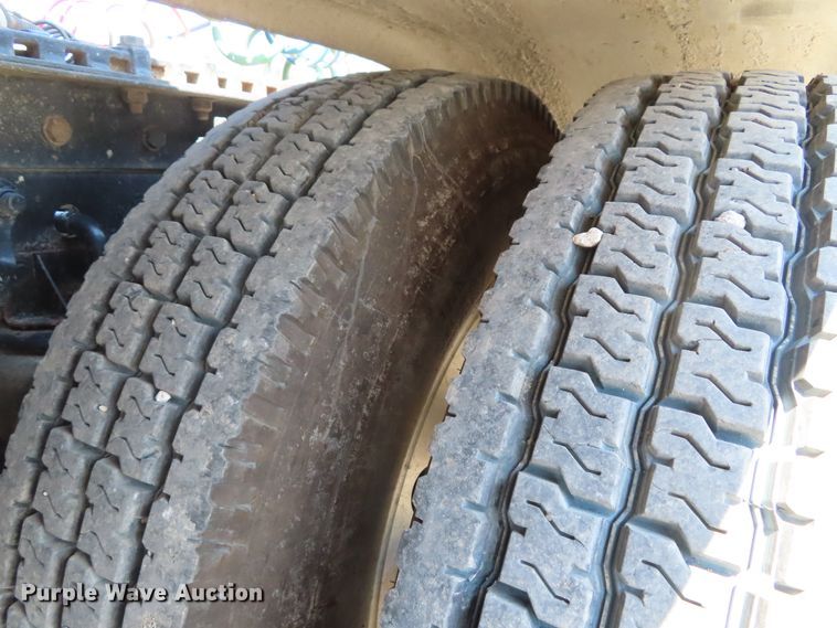 image for item DD6370 2001 Kenworth T800 semi truck