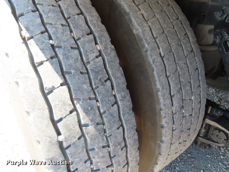 image for item DD6370 2001 Kenworth T800 semi truck