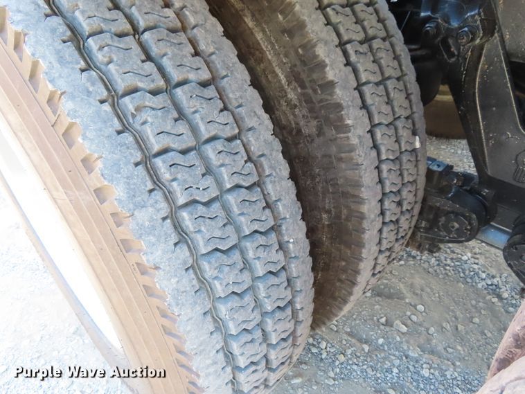 image for item DD6370 2001 Kenworth T800 semi truck