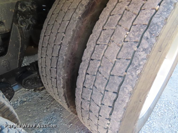 image for item DD6370 2001 Kenworth T800 semi truck