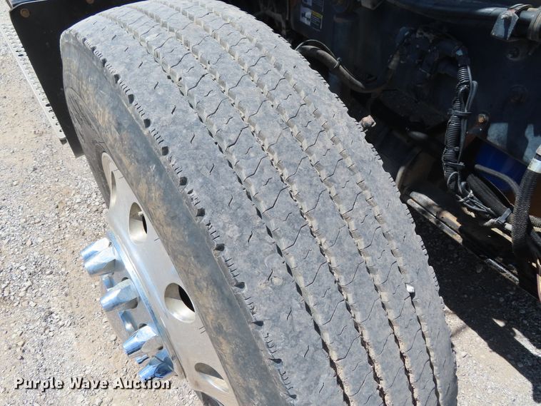 image for item DD6370 2001 Kenworth T800 semi truck