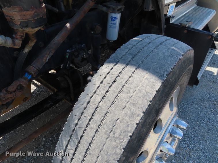 image for item DD6370 2001 Kenworth T800 semi truck