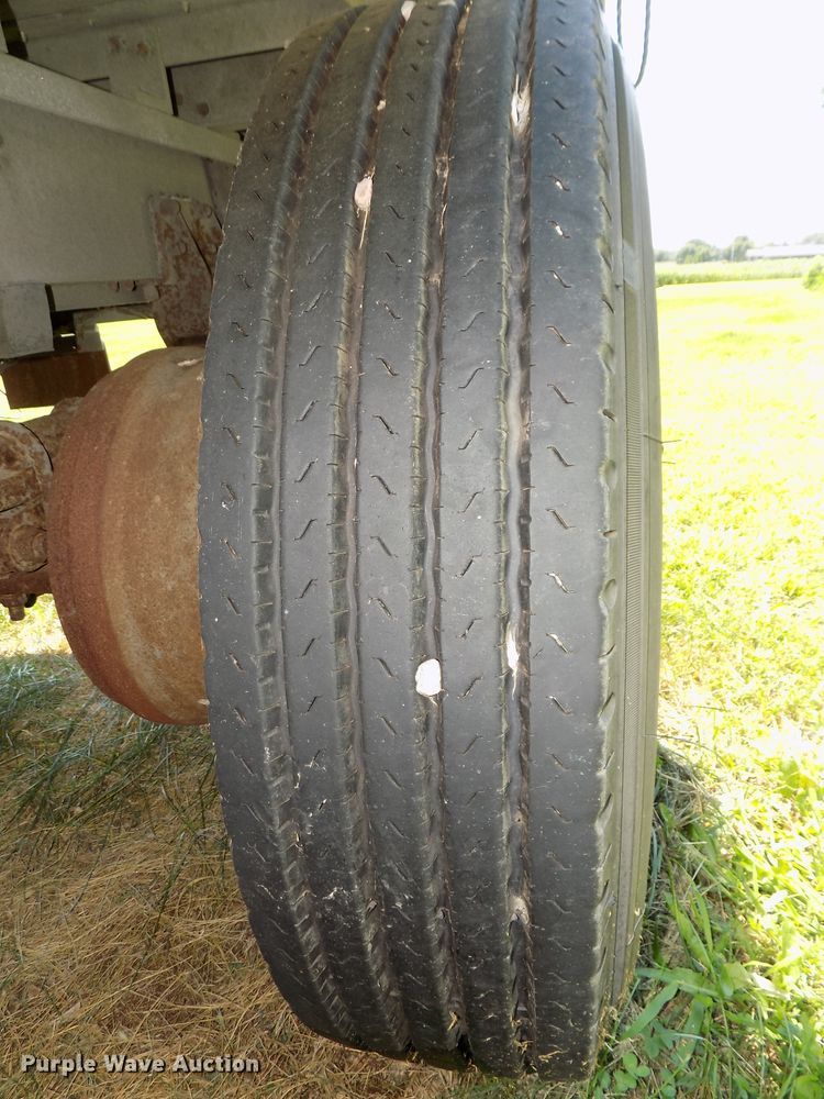 image for item DE7755 1997 Wilson PSDCL-302CL livestock trailer