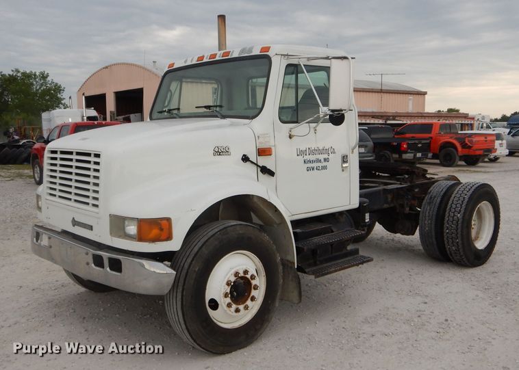 image for item DH6069 2001 International 4700 semi truck