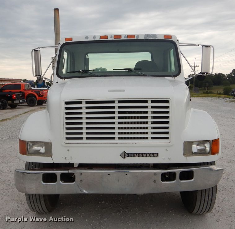 image for item DH6069 2001 International 4700 semi truck