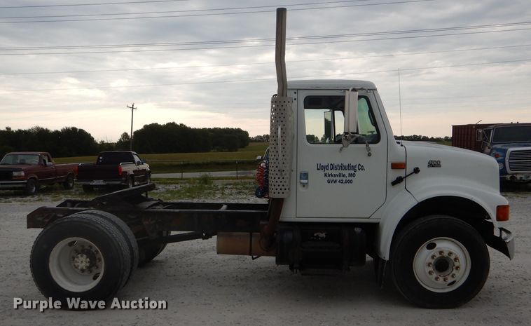 image for item DH6069 2001 International 4700 semi truck