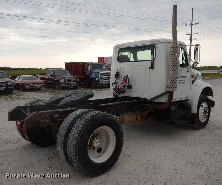 image for item DH6069 2001 International 4700 semi truck