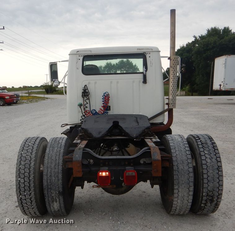 image for item DH6069 2001 International 4700 semi truck