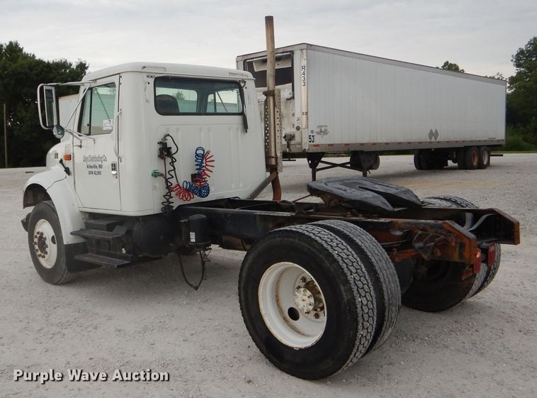 image for item DH6069 2001 International 4700 semi truck