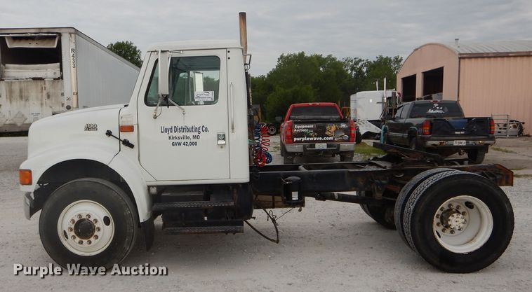 image for item DH6069 2001 International 4700 semi truck