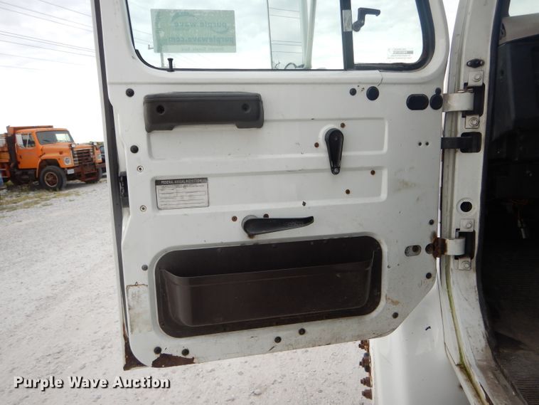 image for item DH6069 2001 International 4700 semi truck