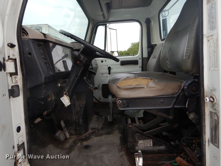 image for item DH6069 2001 International 4700 semi truck