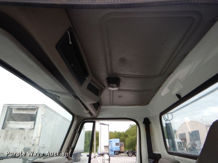 image for item DH6069 2001 International 4700 semi truck