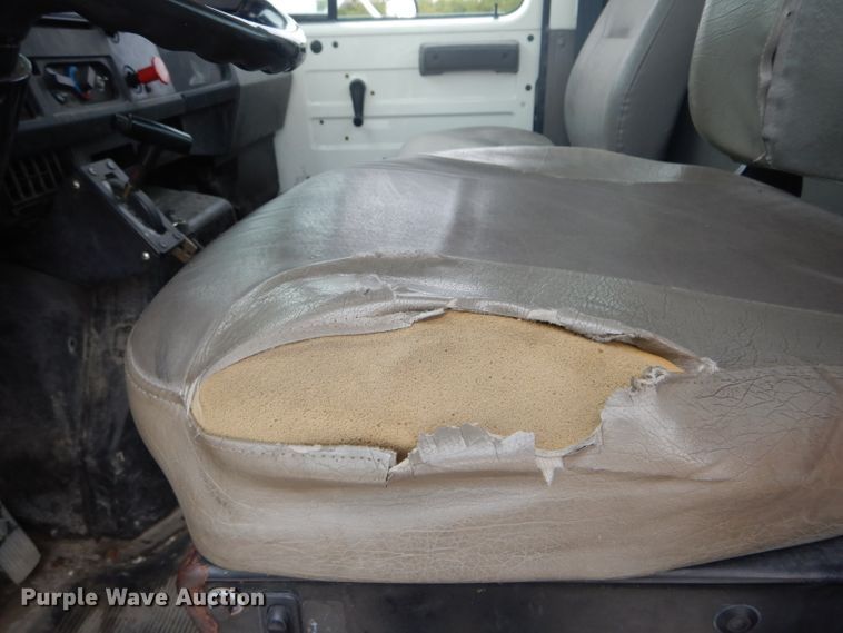 image for item DH6069 2001 International 4700 semi truck