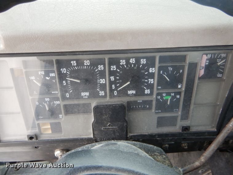 image for item DH6069 2001 International 4700 semi truck