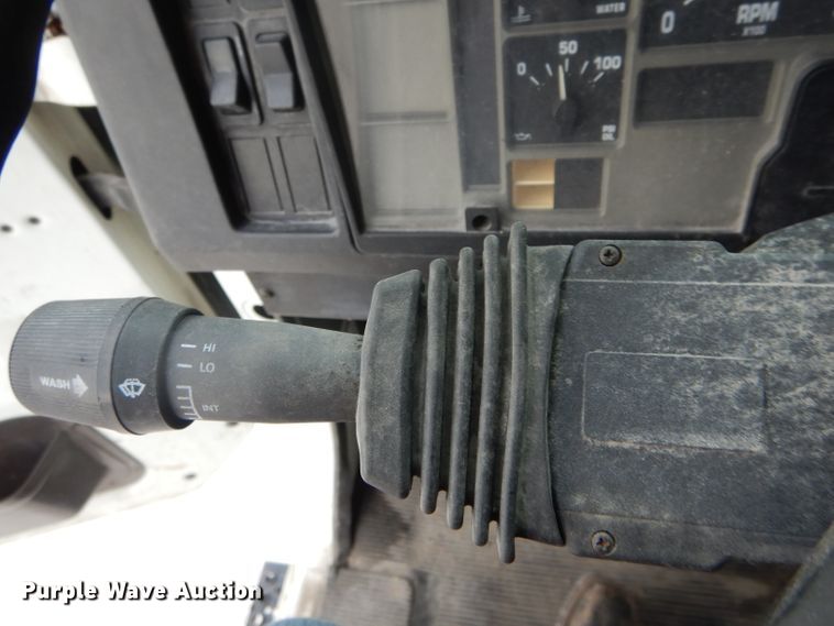 image for item DH6069 2001 International 4700 semi truck