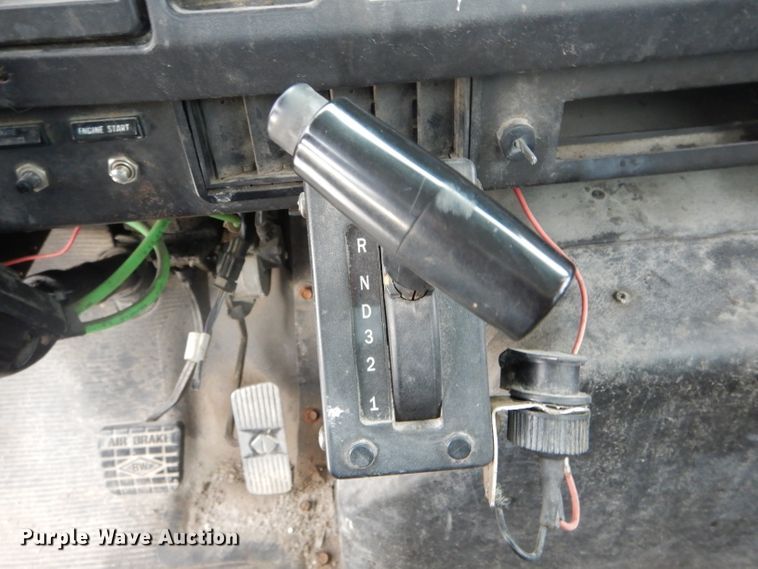 image for item DH6069 2001 International 4700 semi truck