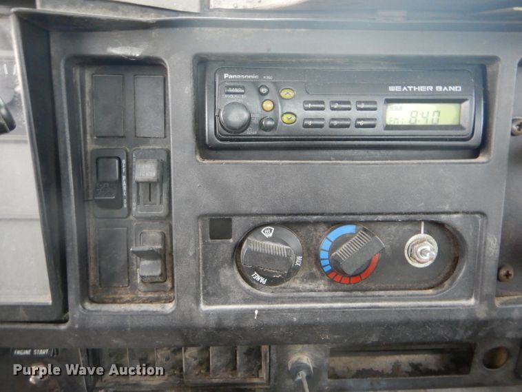 image for item DH6069 2001 International 4700 semi truck