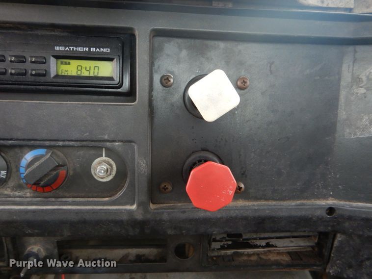 image for item DH6069 2001 International 4700 semi truck